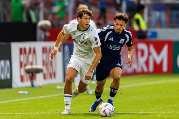 MAINZ, GERMANY - AUGUST 23: Philipp Sander (Borussia Moenchengladbach, 16) is challenged by Fabian Messina (TSV Schott Mainz, 45) during the first-round match between TSV Schott Mainz vs. Borussia Moenchengladbach at MEWA Arena of the German Cup on August 23, 2026 in Mainz, Germany. DFL REGULATIONS PROHIBIT ANY USE OF PHOTOGRAPHS AS IMAGE SEQUENCES AND OR QUASI-VIDEO. Rhineland-Palatinate Germany Copyright: xStephanxHahnex