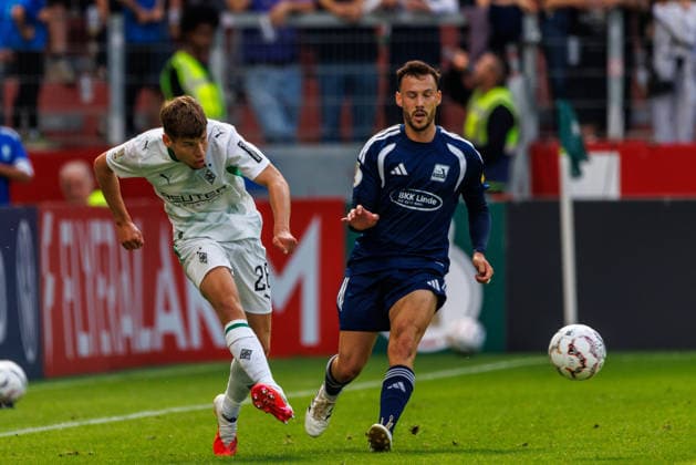 MAINZ, GERMANY - AUGUST 23: Lukas Ullrich (Borussia Moenchengladbach, 26) is challenged by Silas Schwarz (TSV Schott Mainz, 8) during the first-round match between TSV Schott Mainz vs. Borussia Moenchengladbach at MEWA Arena of the German Cup on August 23, 2026 in Mainz, Germany. DFL REGULATIONS PROHIBIT ANY USE OF PHOTOGRAPHS AS IMAGE SEQUENCES AND OR QUASI-VIDEO. Rhineland-Palatinate Germany Copyright: xStephanxHahnex