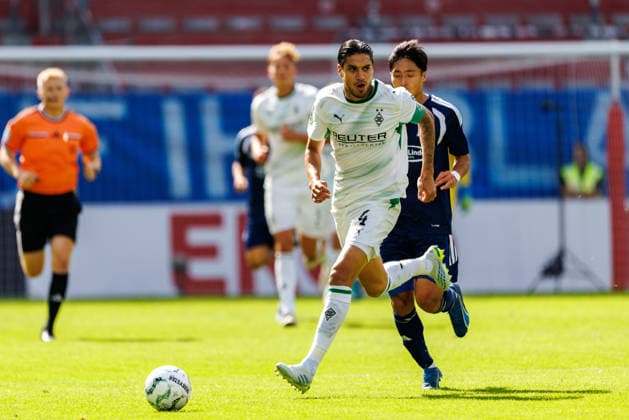 MAINZ, GERMANY - AUGUST 23: Kevin Diks (Borussia Moenchengladbach, 4) is challenged by Takero Itoi (TSV Schott Mainz, 11) during the first-round match between TSV Schott Mainz vs. Borussia Moenchengladbach at MEWA Arena of the German Cup on August 23, 2026 in Mainz, Germany. DFL REGULATIONS PROHIBIT ANY USE OF PHOTOGRAPHS AS IMAGE SEQUENCES AND OR QUASI-VIDEO. Rhineland-Palatinate Germany Copyright: xStephanxHahnex