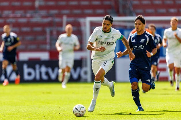 MAINZ, GERMANY - AUGUST 23: Lukas Ullrich (Borussia Moenchengladbach, 26) is challenged by Silas Schwarz (TSV Schott Mainz, 8) during the first-round match between TSV Schott Mainz vs. Borussia Moenchengladbach at MEWA Arena of the German Cup on August 23, 2026 in Mainz, Germany. DFL REGULATIONS PROHIBIT ANY USE OF PHOTOGRAPHS AS IMAGE SEQUENCES AND OR QUASI-VIDEO. Rhineland-Palatinate Germany Copyright: xStephanxHahnex