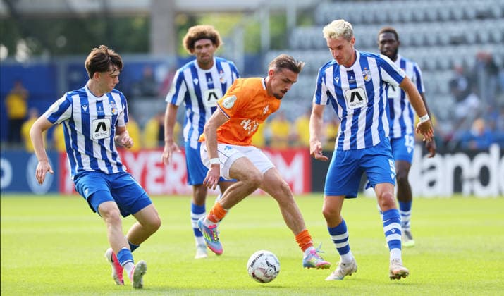 Jena - Darmstadt DFB Pokal Jena, 23.08.2026, Ernst-Abbe-Sportfeld, Fussball, DFB-Pokal, 1.Hauptrunde , FC Carl Zeiss Jena vs. SC Darmstadt 98 , Im Bild von links: Emilio Munser (16, Jena), Lance Duijvestijn ( 41, Darmstadt), Sören Soeren Reddemann (5, Jena). , Nur zur redaktionellen Nutzung. Only editorial use. , DFB regulations prohibit any use of photographs as image sequences and or quasi-video. , *** Jena vs. Darmstadt, DFB Cup, Jena, August 23, 2026, Ernst Abbe Sportfeld, Soccer, DFB Cup, 1st Round, FC Carl Zeiss Jena vs. SC Darmstadt 98, Pictured from left: Emilio Munser 16, Jena, Lance Duijvestijn 41, Darmstadt, Sören Soeren Reddemann 5, Jena, For editorial use only, DFB regulations prohibit any use of photographs as image sequences and or quasi-video, Picture Point
