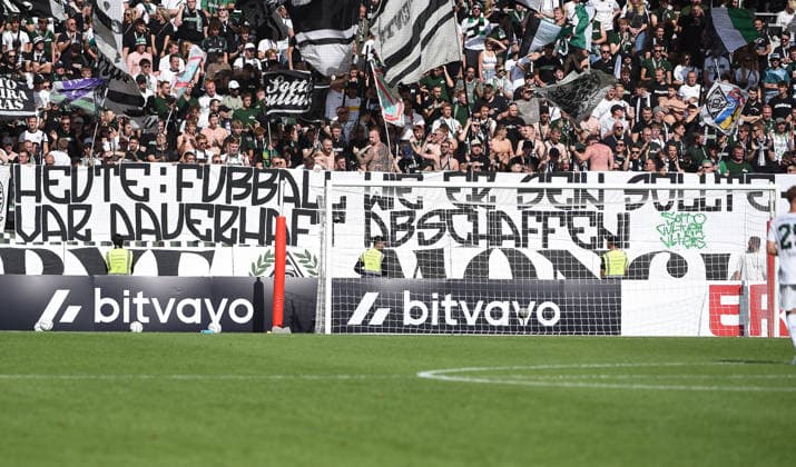 23.08.2026, xhbx, Fussball DFB Pokal 1.Runde, TSV Schott Mainz - Borussia Mönchengladbach v.l. Fans, Stimmung, Schal, Fahne, Banner von Borussia Mönchengladbach, Videobeweis, VAR, Videoentscheid Plakat gegen VAR Mainz *** August 23, 2026, xhbx, Soccer, DFB Cup First Round, TSV Schott Mainz vs. Borussia Mönchengladbach: Fans, Atmosphere, Scarf, Flag, Banner of Borussia Mönchengladbach, Video Evidence, VAR, Video Decision, Poster Against VAR in Mainz