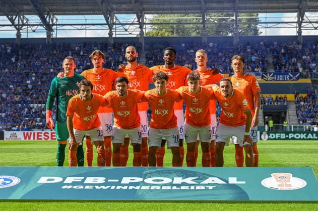 Fußball I Herren I Saison 2026-2027 I DFB-Pokal I FC Carl Zeiss Jena - SV Darmstadt 98 I 23.08.2026 Mannschaftsfoto SV Darmstadt 98 Jena Ernst-Abbe-Sportfeld, ad hoc Arena Thüringen Deutschland *** Soccer I Men s Team I 2026–2027 Season I DFB Cup I FC Carl Zeiss Jena vs. SV Darmstadt 98 I August 23, 2026 Team photo: SV Darmstadt 98 vs. Jena at Ernst Abbe Sportfeld, ad hoc Arena, Thuringia, Germany Copyright: xLobeca InesxHähnelx