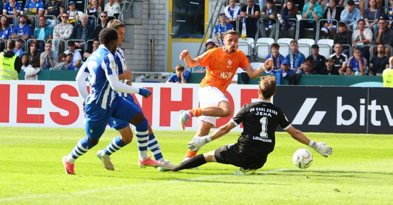 Jena - Darmstadt DFB Pokal Jena, 23.08.2026, Ernst-Abbe-Sportfeld, Fussball, DFB-Pokal, 1.Hauptrunde , FC Carl Zeiss Jena vs. SC Darmstadt 98 , Im Bild: Tor für Darmstadt. Lance Duijvestijn ( 41, Darmstadt) trifft zum 1:2. , Nur zur redaktionellen Nutzung. Only editorial use. , DFB regulations prohibit any use of photographs as image sequences and or quasi-video. , *** Jena vs. Darmstadt, DFB Cup, Jena, August 23, 2026, Ernst Abbe Sportfeld, Soccer, DFB Cup, First Round, FC Carl Zeiss Jena vs. SC Darmstadt 98, Pictured: Goal for Darmstadt by Lance Duijvestijn in the 41st minute, Darmstadt scores to make it 1–2, For editorial use only, DFB regulations prohibit any use of photographs as image sequences and or quasi-video, Picture Point