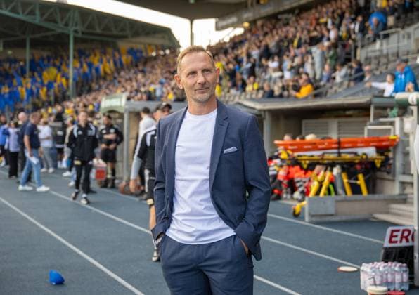 Fußball, Herren, Saison 2026 2027, DFB-Pokal (1. Runde), Eintracht Braunschweig - 1. FC Union Berlin, Trainer Mauro Lustrinelli (1. FC Union Berlin) bewundert vor dem Spiel im Anzug die Choreo der Fans von Union, 23.08.2026, *** Soccer, Men s, 2026–2027 Season, DFB Cup First Round, Eintracht Braunschweig vs. 1. FC Union Berlin; Coach Mauro Lustrinelli of 1. FC Union Berlin, dressed in a suit, admires the Union fans’ choreographed display before the game, August 23, 2026, Copyright: xMatthiasxKochx