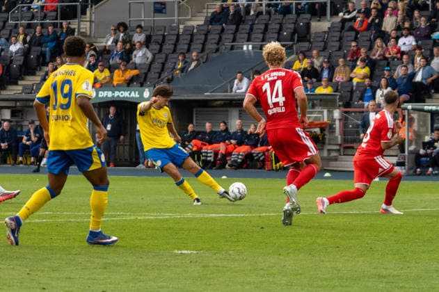 Deutschland: Fussball DFB-Pokal, 1. Runde 2026 2027, Eintracht Braunschweig - 1. FC Union Berlin am 23.08.2026 in Braunschweig (Eintracht-Stadion): Schuss Noah Katterbach (Eintracht Braunschweig, 3) an die Latte *** German Soccer DFB Cup, First Round 2026–2027, Eintracht Braunschweig vs. FC Union Berlin on August 23, 2026, at Eintracht Stadium in Braunschweig; Noah Katterbach (Eintracht Braunschweig) takes a shot, which hits the crossbar—the third time that day. Copyright: xSvenxHeidmannx
