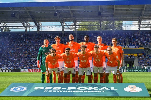 Fußball I Herren I Saison 2026-2027 I DFB-Pokal I FC Carl Zeiss Jena - SV Darmstadt 98 I 23.08.2026 Mannschaftsfoto SV Darmstadt 98 Jena Ernst-Abbe-Sportfeld, ad hoc Arena Thüringen Deutschland *** Soccer I Men s Team I 2026–2027 Season I DFB Cup I FC Carl Zeiss Jena vs. SV Darmstadt 98 I August 23, 2026 Team photo: SV Darmstadt 98 vs. Jena at Ernst Abbe Sportfeld, ad hoc Arena, Thuringia, Germany Copyright: xLobeca InesxHähnelx