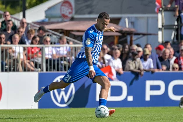 Falko Michel (1. FC Magdeburg, 21) am Ball GER, Bahlinger SC vs 1. FC Magdeburg, Fussball, DFB-Pokal, 1. Hauptrunde, Saison 2026 2027, 23.08.2026 DFB REGULATIONS PROHIBIT ANY USE OF PHOTOGRAPHS AS IMAGE SEQUENCES AND OR QUASI-VIDEO GER, Bahlinger SC vs 1. FC Magdeburg, Fussball, DFB-Pokal, 1. Hauptrunde, Saison 2026 2027, 23.08.2026 Bahlingen *** Falko Michel, 1 FC Magdeburg, 21 with the ball (GER), Bahlinger SC vs. 1 FC Magdeburg, Soccer, DFB Cup, 1st Round, 2026–2027 Season, August 23, 2026 DFB regulations prohibit any use of photographs as image sequences and or quasi-video GER, Bahlinger SC vs. 1 FC Magdeburg, Soccer, DFB Cup, 1st Main Round, 2026–2027 Season, August 23, 2026, Bahlingen Copyright: xEibner-Pressefotox EP_THS