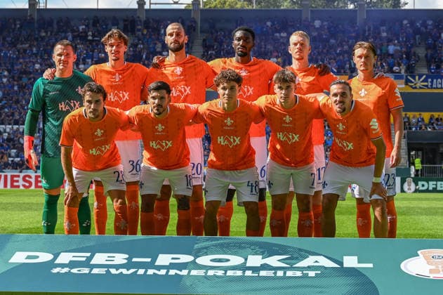 Fußball I Herren I Saison 2026-2027 I DFB-Pokal I FC Carl Zeiss Jena - SV Darmstadt 98 I 23.08.2026 Mannschaftsfoto SV Darmstadt 98 Jena Ernst-Abbe-Sportfeld, ad hoc Arena Thüringen Deutschland *** Soccer I Men s Team I 2026–2027 Season I DFB Cup I FC Carl Zeiss Jena vs. SV Darmstadt 98 I August 23, 2026 Team photo: SV Darmstadt 98 vs. Jena at Ernst Abbe Sportfeld, ad hoc Arena, Thuringia, Germany Copyright: xLobeca InesxHähnelx