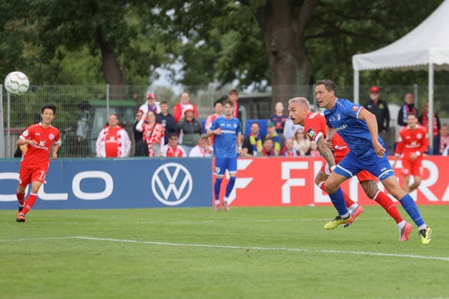 23.08.2026, xtgx, Fussball DFB-Pokal 1. Runde, VfB Krieschow - 1. FSV Mainz 05, v.l. Phillip TIetz (Mainz, 9) schiesst Tor, schießt, Torschuetze, erzielt Tor, Treffer, scores the goal 0:2 (DFL DFB REGULATIONS PROHIBIT ANY USE OF PHOTOGRAPHS as IMAGE SEQUENCES and or QUASI-VIDEO) Krieschow *** August 23, 2026, xtgx, Soccer DFB Cup 1st Round, VfB Krieschow 1 FSV Mainz 05, from left: Phillip Tietz (Mainz), 9 scores a goal, shoots, goal scorer, scores a goal, goal, scores the goal 0–2 DFL DFB REGULATIONS PROHIBIT ANY USE OF PHOTOGRAPHS as IMAGE SEQUENCES and or QUASI-VIDEO Krieschow