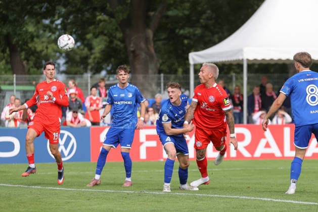 23.08.2026, xtgx, Fussball DFB-Pokal 1. Runde, VfB Krieschow - 1. FSV Mainz 05, v.l. Phillip TIetz (Mainz, 9) schiesst Tor, schießt, Torschuetze, erzielt Tor, Treffer, scores the goal 0:3 (DFL DFB REGULATIONS PROHIBIT ANY USE OF PHOTOGRAPHS as IMAGE SEQUENCES and or QUASI-VIDEO) Krieschow *** August 23, 2026, xtgx, Soccer DFB Cup 1st Round, VfB Krieschow 1 FSV Mainz 05, from left: Phillip Tietz (Mainz), 9 scores a goal, shoots, goal scorer, scores a goal, goal, scores the goal 0 3 DFL DFB REGULATIONS PROHIBIT ANY USE OF PHOTOGRAPHS as IMAGE SEQUENCES and or QUASI-VIDEO Krieschow