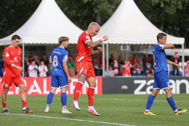 23.08.2026, xtgx, Fussball DFB-Pokal 1. Runde, VfB Krieschow - 1. FSV Mainz 05, v.l. Phillip TIetz (Mainz, 9) Jubel, Torjubel, jubelt ueber das Tor, celebrate the goal, celebration (DFL DFB REGULATIONS PROHIBIT ANY USE OF PHOTOGRAPHS as IMAGE SEQUENCES and or QUASI-VIDEO) Krieschow *** August 23, 2026, xtgx, Soccer DFB Cup First Round, VfB Krieschow 1 vs. FSV Mainz 05, from left: Phillip Tietz (Mainz), 9 celebrating, Goal celebration, celebrating the goal, DFL DFB REGULATIONS PROHIBIT ANY USE OF PHOTOGRAPHS as IMAGE SEQUENCES and or QUASI-VIDEO Krieschow