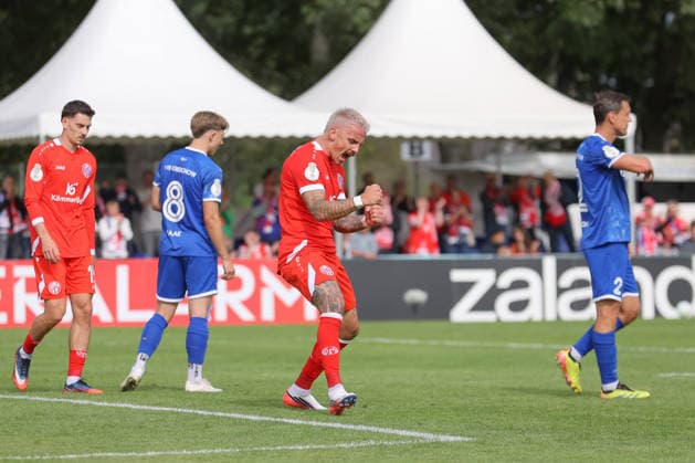 23.08.2026, xtgx, Fussball DFB-Pokal 1. Runde, VfB Krieschow - 1. FSV Mainz 05, v.l. Phillip TIetz (Mainz, 9) Jubel, Torjubel, jubelt ueber das Tor, celebrate the goal, celebration (DFL DFB REGULATIONS PROHIBIT ANY USE OF PHOTOGRAPHS as IMAGE SEQUENCES and or QUASI-VIDEO) Krieschow *** August 23, 2026, xtgx, Soccer DFB Cup First Round, VfB Krieschow 1 vs. FSV Mainz 05, from left: Phillip Tietz (Mainz), 9 celebrating, Goal celebration, celebrating the goal, DFL DFB REGULATIONS PROHIBIT ANY USE OF PHOTOGRAPHS as IMAGE SEQUENCES and or QUASI-VIDEO Krieschow