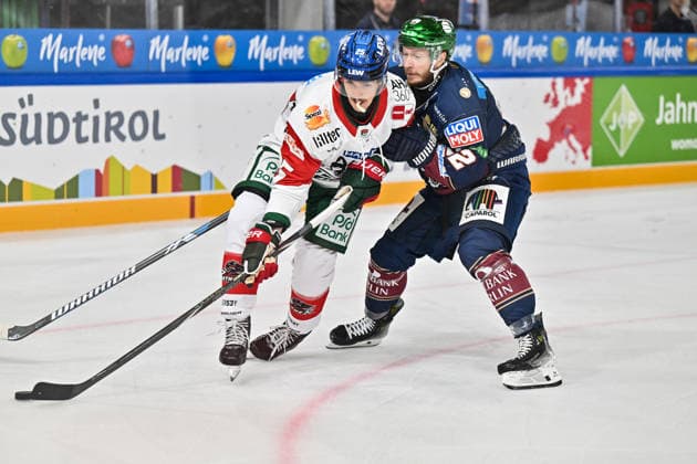 Dolomitencup 2026; Eisbären Berlin - Augsburger Panther; 23.08.2026 NEUMARKT, ITALY - 23. AUGUST: im Duell Christian HANKE (Augsburger Panther 25) und Eric MIC (Eisbären Berlin 12) während dem Testspiel zwischen den Eisbären Berlin und den Augsburger Panthern beim Dolomitencup in der Würth Arena Neumarkt *** Dolomites Cup 2026: Eisbären Berlin vs. Augsburger Panther, August 23, 2026, NEUMARKT, ITALY, August 23, featuring Christian HANKE (Augsburger Panther, No. 25) and Eric MIC (Eisbären Berlin, No. 12) during the exhibition game between the Eisbären Berlin and the Augsburger Panther at the Dolomiten Cup in the Würth Arena in Neumarkt Copyright: xBEAUTIFULxSPORTS Goldbergx