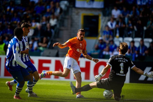 Jena , 230826, DFB Pokal FC Carl-Zeiss Jena gegen SV Darmstadt 98 im Bild: Lance Franciscus Duijvestijn ( Darmstadt) schiesst das 2:1 gegen Marius Liesegang (Jena) *** Jena, August 26, 2023, DFB Cup: FC Carl Zeiss Jena vs. SV Darmstadt 98. Pictured: Lance Franciscus Duijvestijn of Darmstadt scores the 2-1 goal past Marius Liesegang of Jena.