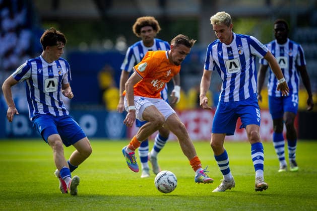 Jena , 230826, DFB Pokal FC Carl-Zeiss Jena gegen SV Darmstadt 98 im Bild: Lance Franciscus Duijvestijn ( Darmstadt) gegen Emilio Munser und Sören Reddemann (Jena) *** Jena, August 26, 2023, DFB Cup: FC Carl Zeiss Jena vs. SV Darmstadt 98. Pictured: Lance Franciscus Duijvestijn (Darmstadt) against Emilio Munser and Sören Reddemann (Jena)