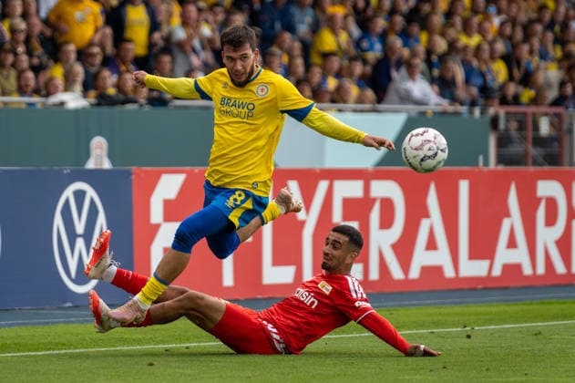 Deutschland: Fussball DFB-Pokal, 1. Runde 2026 2027, Eintracht Braunschweig - 1. FC Union Berlin am 23.08.2026 in Braunschweig (Eintracht-Stadion): Mehmet Aydin (Eintracht Braunschweig, 8) am Ball Zweikampf Livan Burcu (1. FC Union Berlin, 9) *** Germany Soccer DFB Cup, First Round 2026–2027, Eintracht Braunschweig vs. 1. FC Union Berlin on August 23, 2026, at the Eintracht Stadium in Braunschweig (Mehmet Aydin), Eintracht Braunschweig, 8: Livan Burcu of 1. FC Union Berlin in a tackle, 9 Copyright: xSvenxHeidmannx