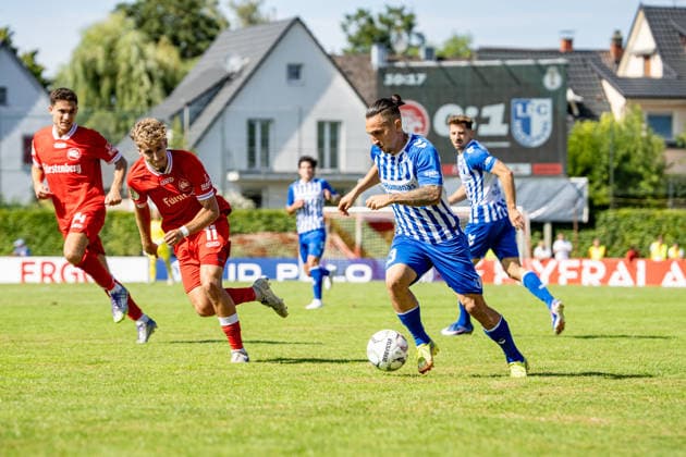 23.08.2026, xdaymx, Fussball DFB Pokal 1.Runde, Bahlinger SC - 1.FC Magdeburg. vl. Echner, Alex (Bahlinger SC) versucht vergeblich Atik, Baris (Magdeburg) hinterzulaufen (DFL DFB REGULATIONS PROHIBIT ANY USE OF PHOTOGRAPHS as IMAGE SEQUENCES and or QUASI-VIDEO) Bahlingen *** August 23, 2026, xdaymx, Soccer DFB Cup First Round, Bahlinger SC 1 FC Magdeburg (referee: Echner), Alex Bahlinger SC tries in vain to outrun Atik and Baris of Magdeburg. DFL and DFB regulations prohibit any use of photographs as image sequences and or quasi-video. Bahlingen