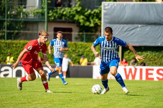 23.08.2026, xdaymx, Fussball DFB Pokal 1.Runde, Bahlinger SC - 1.FC Magdeburg vl. Echner, Alex (Bahlinger SC) und Zukowski, Mateusz (Magdeburg) im Zweikampf (DFL DFB REGULATIONS PROHIBIT ANY USE OF PHOTOGRAPHS as IMAGE SEQUENCES and or QUASI-VIDEO) Bahlingen *** August 23, 2026, xdaymx, Soccer DFB Cup 1st Round, Bahlinger SC vs. FC Magdeburg (referee: Echner), Alex Bahlinger (SC) and Zukowski, Mateusz (Magdeburg) in a tackle. DFL and DFB regulations prohibit any use of photographs as image sequences and or quasi-video. Bahlingen