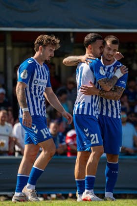 23.08.2026, xdaymx, Fussball DFB Pokal 1.Runde, Bahlinger SC - 1.FC Magdeburg vl. Reitz, Tony (Magdeburg), jubelt zusammen mit dem Torschützen Michel, Falko (Magdeburg), der im Arm liegt mit Zukowski, Mateusz (Magdeburg) (DFL DFB REGULATIONS PROHIBIT ANY USE OF PHOTOGRAPHS as IMAGE SEQUENCES and or QUASI-VIDEO) Bahlingen *** August 23, 2026, xdaymx, Soccer DFB Cup 1st Round, Bahlinger SC vs. FC Magdeburg at Reitz, Tony Magdeburg celebrates alongside goal scorer Michel, Falko Magdeburg, who is in Zukowski s arms, Mateusz Magdeburg. DFL and DFB regulations prohibit any use of photographs as image sequences and or quasi-video. Bahlingen