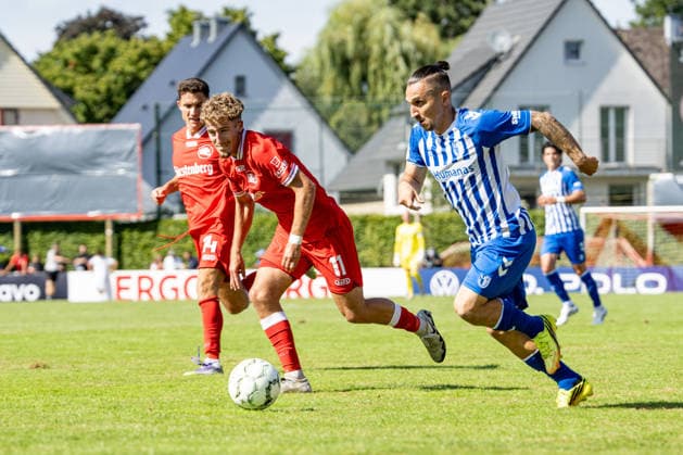 23.08.2026, xdaymx, Fussball DFB Pokal 1.Runde, Bahlinger SC - 1.FC Magdeburg. vl. Echner, Alex (Bahlinger SC) versucht vergeblich Atik, Baris (Magdeburg) hinterzulaufen (DFL DFB REGULATIONS PROHIBIT ANY USE OF PHOTOGRAPHS as IMAGE SEQUENCES and or QUASI-VIDEO) Bahlingen *** August 23, 2026, xdaymx, Soccer DFB Cup 1st Round, Bahlinger SC 1 FC Magdeburg (referee: Echner), Alex Bahlinger SC tries in vain to outrun Atik and Baris of Magdeburg. DFL and DFB regulations prohibit any use of photographs as image sequences and or quasi-video. Bahlingen