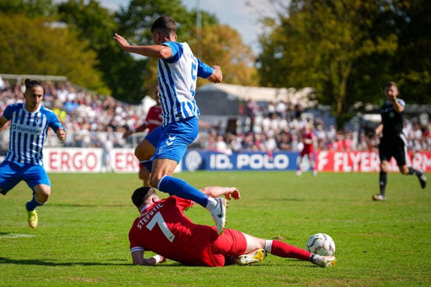 Deutschland, Fußball, DFB-Pokal, Saison 2026 2027, 1. Hauptrunde, Bahlinger SC vs. 1. FC Magdeburg, Kaiserstuhlstadion (Bahlingen am Kaiserstuhl): Marin Stefotic (Bahlinger SC, 7) Tobias Müller (1. FC Magdeburg, 5) Bahlingen Kaiserstuhlstadion Baden-Württemberg Deutschland *** Germany, Soccer, DFB Cup, 2026–2027 Season, 1st Round, Bahlinger SC vs. 1. FC Magdeburg, Kaiserstuhlstadion, Bahlingen am Kaiserstuhl, Marin Stefotic (Bahlinger SC), 7 Tobias Müller (1. FC Magdeburg), 5 Bahlingen, Kaiserstuhlstadion, Baden-Württemberg, Germany Copyright: xFINLEYxMÖRCHx