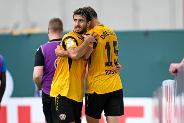 DFB Pokal 26 27 - Westfalia Rhynern - Dynamo Dresden am 23.08.2026 im LVM-Preußenstadion in Münster Jubel, Torjubel, Torschuetze, Torschütze Kaan Ä°nanoglu (Dresden) jubelt nach seinem Tor zum 0:5 mit Alexander Rossipal (Dresden) *** DFB Cup 26-27: Westfalia Rhynern vs. Dynamo Dresden on August 23, 2026, at the LVM Preußenstadion in Münster—Jubilation, goal celebrations, Goal scorers, goal scorer Kaan Inanoglu; Dresden celebrates after his goal to make it 0–5 with Alexander Rossipal; Dresden MT