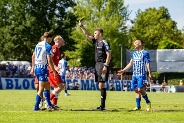 23.08.2026, xdaymx, Fussball DFB Pokal 1.Runde, Bahlinger SC - 1.FC Magdeburg. Felix Wagner, jüngster Schiedsrichter mit 25 Jahren bei der Partie in Bahlingen gegen Magdeburg verteilt eine gelbe Karte gegen Schmid, Fabian (Bahlinger SC) (DFL DFB REGULATIONS PROHIBIT ANY USE OF PHOTOGRAPHS as IMAGE SEQUENCES and or QUASI-VIDEO) Bahlingen *** August 23, 2026, xdaymx, Soccer DFB Cup First Round, Bahlinger SC vs. FC Magdeburg: Felix Wagner, the youngest referee at age 25, issues a yellow card to Schmid during the match in Bahlingen against Magdeburg, Fabian Bahlinger SC DFL DFB REGULATIONS PROHIBIT ANY USE OF PHOTOGRAPHS AS IMAGE SEQUENCES AND OR QUASI-VIDEO Bahlingen