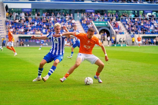 Lance Duijvestijn (SV Darmstadt 98, 41) und Soeren Reddemann (FC Carl Zeiss Jena, 05) im Duell um den Ball GER,Carl-Zeiss Jena vs. SV Darmstadt 98, Fussball, DFB-Pokal, 1. Runde, Saison 2026 2027, 23.08.2026 GER,Carl-Zeiss Jena vs. SV Darmstadt 98, Fussball, DFB-Pokal, 1. Runde, Saison 2026 2027, 23.08.2026 Jena *** Lance Duijvestijn of SV Darmstadt 98, 41, and Soeren Reddemann of FC Carl Zeiss Jena, 05, battling for the ball in the match between Carl Zeiss Jena and SV Darmstadt 98, soccer, DFB Cup, 1st round, 2026–2027 season, August 23, 2026, GER, Carl Zeiss Jena vs. SV Darmstadt 98, Soccer, DFB Cup, Round 1, 2026–2027 Season, August 23, 2026, Jena Copyright: xEibner-Pressefoto PiaxSchindlerx EP_PSR