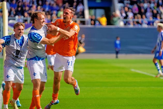 Lance Duijvestijn (SV Darmstadt 98, 41) feiert seinen Treffer zum 1:2 mit Yannick Luehrs (SV Darmstadt 98, 49), der sich gerade aufwaermt GER,Carl-Zeiss Jena vs. SV Darmstadt 98, Fussball, DFB-Pokal, 1. Runde, Saison 2026 2027, 23.08.2026 GER,Carl-Zeiss Jena vs. SV Darmstadt 98, Fussball, DFB-Pokal, 1. Runde, Saison 2026 2027, 23.08.2026 Jena *** Lance Duijvestijn (SV Darmstadt 98), 41, celebrates his goal to make it 1–2 with Yannick Luehrs (SV Darmstadt 98), 49, who is currently warming up. GER, Carl Zeiss Jena vs. SV Darmstadt 98, Soccer, DFB Cup, 1st Round, 2026–2027 Season, August 23, 2026 GER, Carl Zeiss Jena vs. SV Darmstadt 98, Soccer, DFB Cup, 1st Round, 2026–2027 Season, August 23, 2026 Jena Copyright: xEibner-Pressefoto PiaxSchindlerx EP_PSR