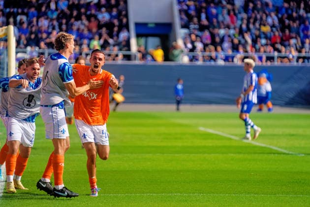 Lance Duijvestijn (SV Darmstadt 98, 41) feiert seinen Treffer zum 1:2 mit Yannick Luehrs (SV Darmstadt 98, 49), der sich gerade aufwaermt GER,Carl-Zeiss Jena vs. SV Darmstadt 98, Fussball, DFB-Pokal, 1. Runde, Saison 2026 2027, 23.08.2026 GER,Carl-Zeiss Jena vs. SV Darmstadt 98, Fussball, DFB-Pokal, 1. Runde, Saison 2026 2027, 23.08.2026 Jena *** Lance Duijvestijn (SV Darmstadt 98), 41, celebrates his goal to make it 1–2 with Yannick Luehrs (SV Darmstadt 98), 49, who is currently warming up. GER, Carl Zeiss Jena vs. SV Darmstadt 98, Soccer, DFB Cup, 1st Round, 2026–2027 Season, August 23, 2026 GER, Carl Zeiss Jena vs. SV Darmstadt 98, Soccer, DFB Cup, 1st Round, 2026–2027 Season, August 23, 2026 Jena Copyright: xEibner-Pressefoto PiaxSchindlerx EP_PSR