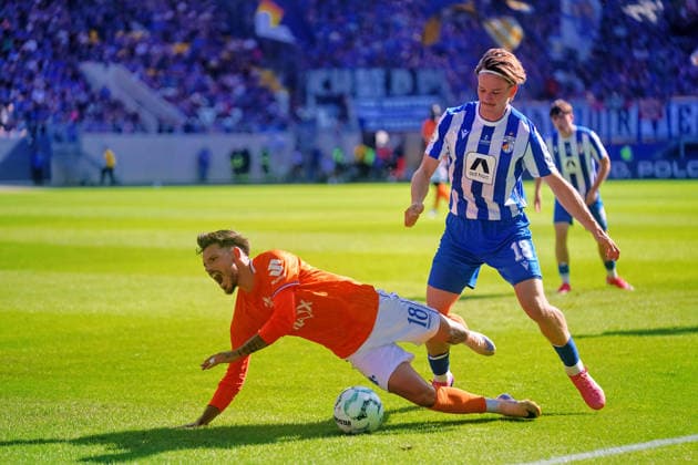 Raoul Petretta SV Darmstadt 98, 18) wird von Elias Loeder (FC Carl Zeiss Jena, 18) gefoult GER,Carl-Zeiss Jena vs. SV Darmstadt 98, Fussball, DFB-Pokal, 1. Runde, Saison 2026 2027, 23.08.2026 GER,Carl-Zeiss Jena vs. SV Darmstadt 98, Fussball, DFB-Pokal, 1. Runde, Saison 2026 2027, 23.08.2026 Jena *** Raoul Petretta (SV Darmstadt 98, 18) is fouled by Elias Loeder (FC Carl Zeiss Jena, 18) GER, Carl Zeiss Jena vs. SV Darmstadt 98, Soccer, DFB Cup, 1st Round, 2026–2027 Season, August 23, 2026 GER, Carl Zeiss Jena vs. SV Darmstadt 98, Soccer, DFB Cup, 1st Round, 2026–2027 Season, August 23, 2026 Jena Copyright: xEibner-Pressefoto PiaxSchindlerx EP_PSR