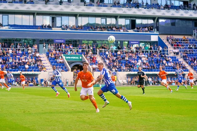 Noah Weisshaupt (SV Darmstadt 98, 07) und Timon Burmeister (FC Carl Zeiss Jena, 28) im Kampf um den Ball GER,Carl-Zeiss Jena vs. SV Darmstadt 98, Fussball, DFB-Pokal, 1. Runde, Saison 2026 2027, 23.08.2026 GER,Carl-Zeiss Jena vs. SV Darmstadt 98, Fussball, DFB-Pokal, 1. Runde, Saison 2026 2027, 23.08.2026 Jena *** Noah Weisshaupt (SV Darmstadt 98, 07) and Timon Burmeister (FC Carl Zeiss Jena, 28) battling for the ball; GER, Carl Zeiss Jena vs. SV Darmstadt 98, soccer, DFB Cup, 1st round, 2026–2027 season, August 23, 2026, GER, Carl Zeiss Jena vs. SV Darmstadt 98, soccer, DFB Cup, 1st round, 2026–2027 season, August 23, 2026, Jena Copyright: xEibner-Pressefoto PiaxSchindlerx EP_PSR