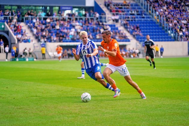 Lance Duijvestijn (SV Darmstadt 98, 41) und Soeren Reddemann (FC Carl Zeiss Jena, 05) im Duell um den Ball GER,Carl-Zeiss Jena vs. SV Darmstadt 98, Fussball, DFB-Pokal, 1. Runde, Saison 2026 2027, 23.08.2026 GER,Carl-Zeiss Jena vs. SV Darmstadt 98, Fussball, DFB-Pokal, 1. Runde, Saison 2026 2027, 23.08.2026 Jena *** Lance Duijvestijn of SV Darmstadt 98 (41) and Soeren Reddemann of FC Carl Zeiss Jena (05) battle for the ball in the match between Carl Zeiss Jena and SV Darmstadt 98, soccer, DFB Cup, 1st round, 2026–2027 season, August 23, 2026 GER, Carl Zeiss Jena vs. SV Darmstadt 98, Soccer, DFB Cup, 1st Round, 2026–2027 Season, August 23, 2026 Jena Copyright: xEibner-Pressefoto PiaxSchindlerx EP_PSR