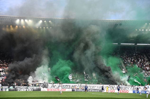 23.08.2026, xhbx, Fussball DFB Pokal 1.Runde, TSV Schott Mainz - Borussia Mönchengladbach v.l. Fans, Stimmung, Schal, Fahne, Banner von Borussia Mönchengladbach Bengalis, Rauch, Rauchbombe, Feuerwerk, Pyrotechnik Mainz *** August 23, 2026, xhbx, Soccer, DFB Cup First Round, TSV Schott Mainz vs. Borussia Mönchengladbach—fans, atmosphere, scarves, flags, banners of Borussia Mönchengladbach, Bengalis, smoke, smoke bombs, fireworks, pyrotechnics, Mainz