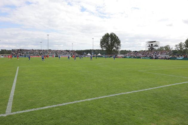 Gut gefüllter Krieschower Sportpark. Fußball DFB-Pokal 2026 2027 1. Hauptrunde VfB Krieschow 1921 - 1. FSV Mainz 05 *** A Well-Attended Crowd at Krieschow Sports Park: Soccer, DFB Cup 2026–2027, First Round: VfB Krieschow 1921 vs. FSV Mainz 05