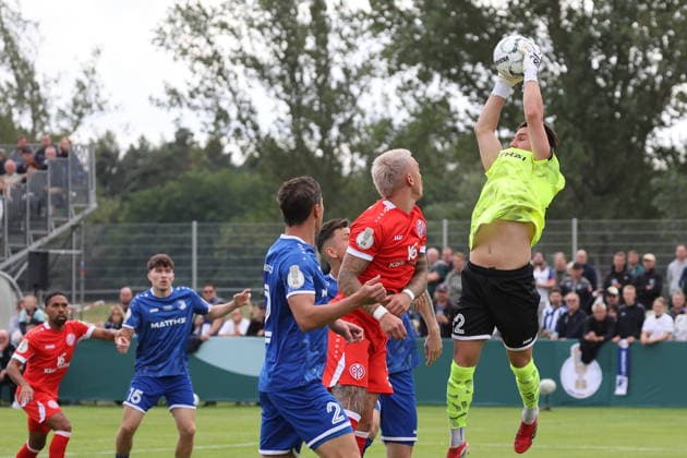 22 Fietz, Justin (Krieschow) klärt vor 9 Philip Tietz (Mainz) Fußball DFB-Pokal 2026 2027 1. Hauptrunde VfB Krieschow 1921 - 1. FSV Mainz 05 *** 22 Fietz, Justin Krieschow clears the ball in front of 9 Philip Tietz Mainz Soccer DFB Cup 2026 2027 1st Round VfB Krieschow 1921 1 FSV Mainz 05