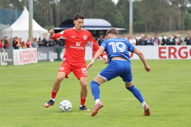 19 Anthony Caci (Mainz, l.), 19 Michalski, Tobi (Krieschow) Fußball DFB-Pokal 2026 2027 1. Hauptrunde VfB Krieschow 1921 - 1. FSV Mainz 05 *** 19 Anthony Caci Mainz, left, 19 Michalski, Tobi Krieschow Soccer DFB Cup 2026 2027 1 First Round VfB Krieschow 1921 1 FSV Mainz 05