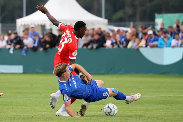 23 Sheraldo Becker (Mainz, hinten.) im Duell mit 8 Raak, Colin (Krieschow) Fußball DFB-Pokal 2026 2027 1. Hauptrunde VfB Krieschow 1921 - 1. FSV Mainz 05 *** 23 Sheraldo Becker, Mainz, in a duel with No. 8 Raak, Colin Krieschow; Soccer; DFB Cup 2026–2027; 1st Round; VfB Krieschow 1921 1; FSV Mainz 05
