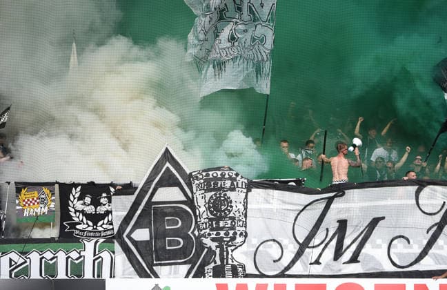 23.08.2026, xhbx, Fussball DFB Pokal 1.Runde, TSV Schott Mainz - Borussia Mönchengladbach v.l. Fans, Stimmung, Schal, Fahne, Banner von Borussia Mönchengladbach Bengalis, Rauch, Rauchbombe, Feuerwerk, Pyrotechnik Mainz *** August 23, 2026, xhbx, Soccer, DFB Cup First Round, TSV Schott Mainz vs. Borussia Mönchengladbach – fans, atmosphere, scarves, flags, Borussia Mönchengladbach banners, Bengalis, smoke, smoke bombs, fireworks, pyrotechnics, Mainz