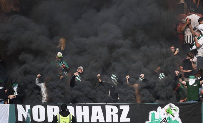 23.08.2026, xhbx, Fussball DFB Pokal 1.Runde, TSV Schott Mainz - Borussia Mönchengladbach v.l. Fans, Stimmung, Schal, Fahne, Banner von Borussia Mönchengladbach Bengalis, Rauch, Rauchbombe, Feuerwerk, Pyrotechnik Mainz *** August 23, 2026, xhbx, Soccer, DFB Cup First Round, TSV Schott Mainz vs. Borussia Mönchengladbach – fans, atmosphere, scarves, flags, Borussia Mönchengladbach banners, Bengalis, smoke, smoke bombs, fireworks, pyrotechnics, Mainz