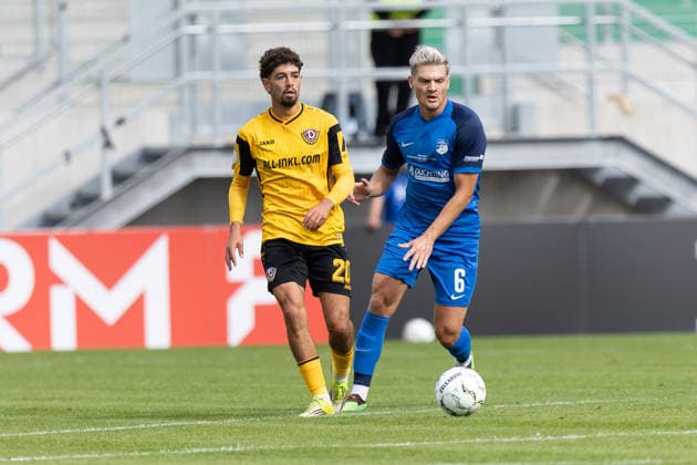 Münster, Deutschland 23. August 2026: DFB-Pokal - 2026 2027 - 1. Runde - SV Westfalia Rhynern gegen SG Dynamo Dresden Im Bild: v. li. im Zweikampf Ben Bobzien (SGD), Julius Woitaschek (S.V) DFL DFB regulations prohibit any use of photographs as image sequences and or quasi-video. LVM-Preußenstadion Nordrhein Westfalen *** Münster, Germany, August 23, 2026; 2026–2027 DFB Cup, First Round: SV Westfalia Rhynern vs. SG Dynamo Dresden. Pictured, from left, in a tackle: Ben Bobzien (SGD), Julius Woitaschek (SV DFL). DFB regulations prohibit any use of photographs as image sequences and or quasi-video. LVM Preußenstadion, North Rhine-Westphalia Copyright: xFotostandx xZeisingx