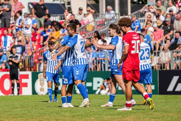 DFB-Pokal: Bahlinger SC vs 1. FC Magdeburg, 22.08.2026 Torjubel zum 0:3 durch Mateusz Å»ukowski (1. FC Magdeburg, 22) DFB-Pokal: Bahlinger SC vs 1. FC Magdeburg, Kaiserstuhlstadion, 22.08.2026 DFB DFL REGULATIONS PROHIBIT ANY USE OF PHOTOGRAPHS AS IMAGE SEQUENCES AND OR QUASI-VIDEO. *** DFB Cup: Bahlinger SC vs. 1. FC Magdeburg, August 22, 2026—Celebration of the 0–3 goal by Mateusz Zukowski, 1. FC Magdeburg, 22 DFB Cup: Bahlinger SC vs. 1. FC Magdeburg, Kaiserstuhlstadion, August 22, 2026 DFB DFL regulations prohibit any use of photographs as image sequences and or quasi-video Copyright: xBEAUTIFULxSPORTS Boscox