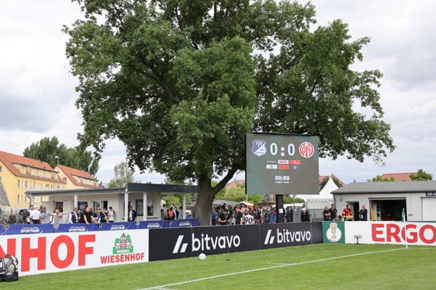 Anzeigetafel im Krieschower Sportpark Fußball DFB-Pokal 2026 2027 1. Hauptrunde VfB Krieschow 1921 - 1. FSV Mainz 05 *** Scoreboard at Krieschow Sports Park: Soccer, DFB Cup 2026–2027, First Round: VfB Krieschow 1921 vs. FSV Mainz 05