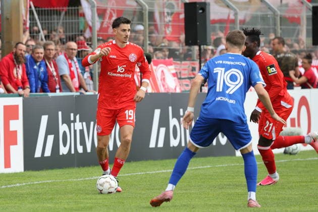 19 Anthony Caci (Mainz) am Ball. Fußball DFB-Pokal 2026 2027 1. Hauptrunde VfB Krieschow 1921 - 1. FSV Mainz 05 *** 19 Anthony Caci Mainz in Action: Soccer, DFB Cup 2026–2027, 1st Round, VfB Krieschow 1921 vs. FSV Mainz 05
