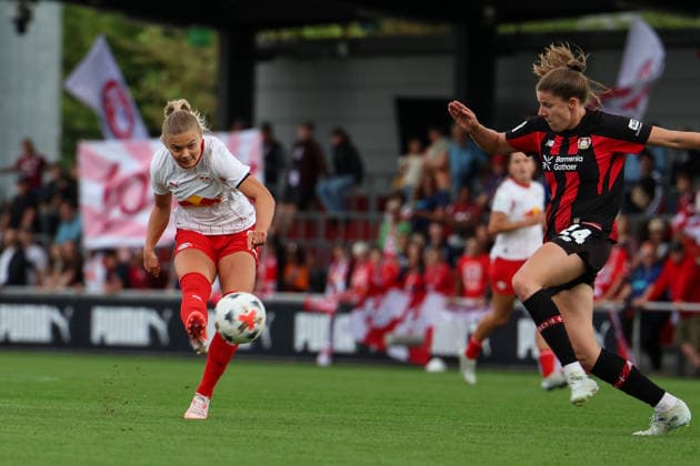 Deutschland: Fußball Google Pixel Frauen-Bundesliga 2026 - 2027, 1. Spieltag - RB Leipzig gegen Bayer 04 Leverkusen, Trainingszentrum von RB Leipzig (Leipzig): Abschluss von Anna Maria Therese Simonsson (RB Leipzig Frauen, 27) *** Germany Soccer Google Pixel Women s Bundesliga 2026–2027, Matchday 1: RB Leipzig vs. Bayer 04 Leverkusen, RB Leipzig Training Center in Leipzig, Goal by Anna Maria Therese Simonsson of RB Leipzig Women, 27 Copyright: xLucasxWalterx