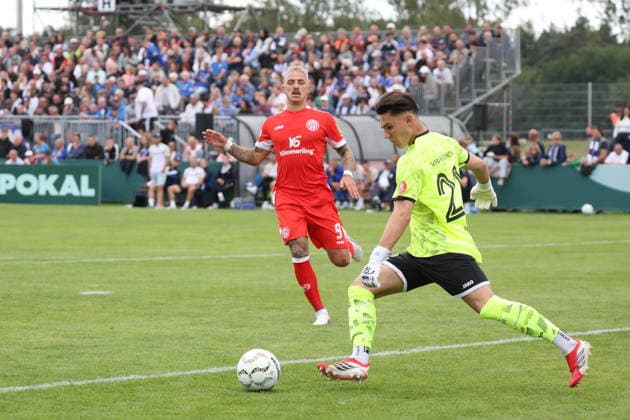22 Fietz, Justin (Krieschow) klärt vor 9 Philip Tietz (Mainz) Fußball DFB-Pokal 2026 2027 1. Hauptrunde VfB Krieschow 1921 - 1. FSV Mainz 05 *** 22 Fietz, Justin Krieschow clears the ball in front of 9 Philip Tietz Mainz Soccer DFB Cup 2026 2027 1st Round VfB Krieschow 1921 1 FSV Mainz 05
