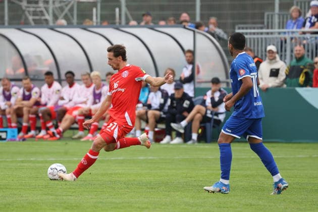 31 Dominik Kohr (Mainz, l.), 10 Pereira Rodrigues, Miguel (Krieschow) Fußball DFB-Pokal 2026 2027 1. Hauptrunde VfB Krieschow 1921 - 1. FSV Mainz 05 *** 31 Dominik Kohr Mainz, l, 10 Pereira Rodrigues, Miguel Krieschow Soccer DFB Cup 2026–2027 1st Round VfB Krieschow 1921 1 FSV Mainz 05
