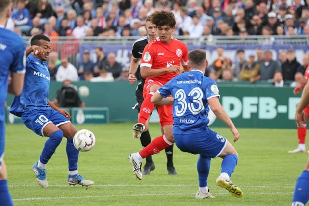 10 Pereira Rodrigues, Miguel (Krieschow, l.), 6 Kaishu Sano (Mainz, M.) Fußball DFB-Pokal 2026 2027 1. Hauptrunde VfB Krieschow 1921 - 1. FSV Mainz 05 *** 10 Pereira Rodrigues, Miguel Krieschow, l , 6 Kaishu Sano Mainz, M Soccer DFB Cup 2026–2027 1 Main Round VfB Krieschow 1921 1 FSV Mainz 05