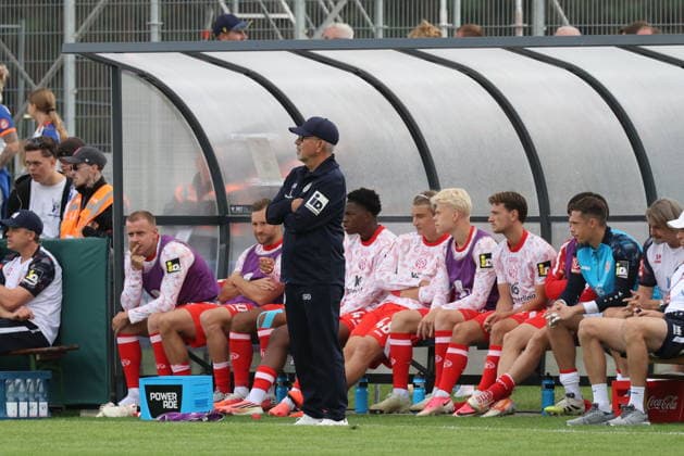 Trainer Urs Fischer (Mainz) Fußball DFB-Pokal 2026 2027 1. Hauptrunde VfB Krieschow 1921 - 1. FSV Mainz 05 *** Coach Urs Fischer, Mainz Soccer, DFB Cup 2026–2027, 1st Round, VfB Krieschow 1921, 1, FSV Mainz 05